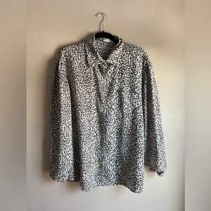 Cute cheetah button down top  with opal buttons
